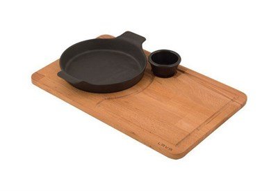 Lava Döküm   Yuvarlak Kulplu Tava ve Ahşap altlık. Çap18cm. (Bu ürüne sos kapları dahil değildir)