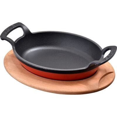 Öztiryakiler LAVA Oval Kulplu Tava ve Ahşap Altlıklı. Ölçü 23x17cm. – Kırmızı LV O TV 2317 SHN AH 221 BE R (8149.2317A.H221BE)